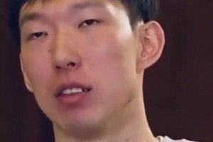 赵继伟不闲着 休息时间拿板跟王俊杰讲解 助其融入球队
